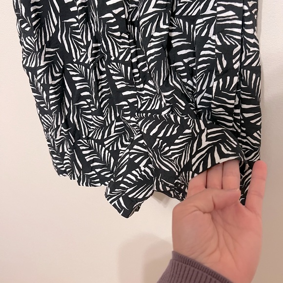 Women’s Ann Taylor Loft Black and White Leaf Patterned Romper Size 4P Petite - Picture 7 of 9